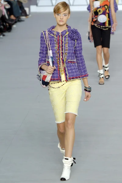 Look 16